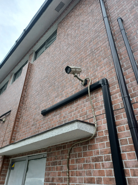 屋外に設置された監視カメラ