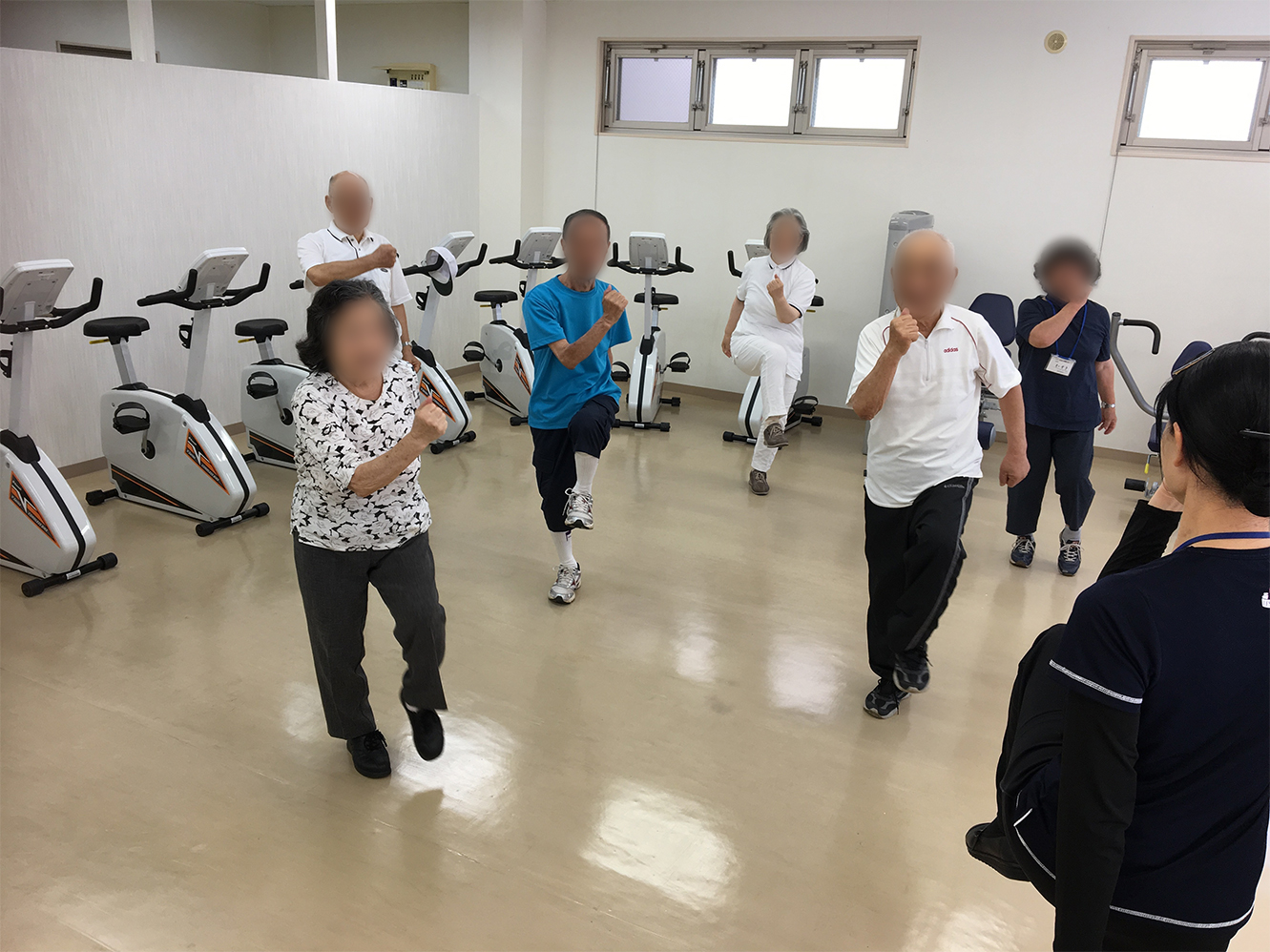 体操教室に集まって運動する高齢者