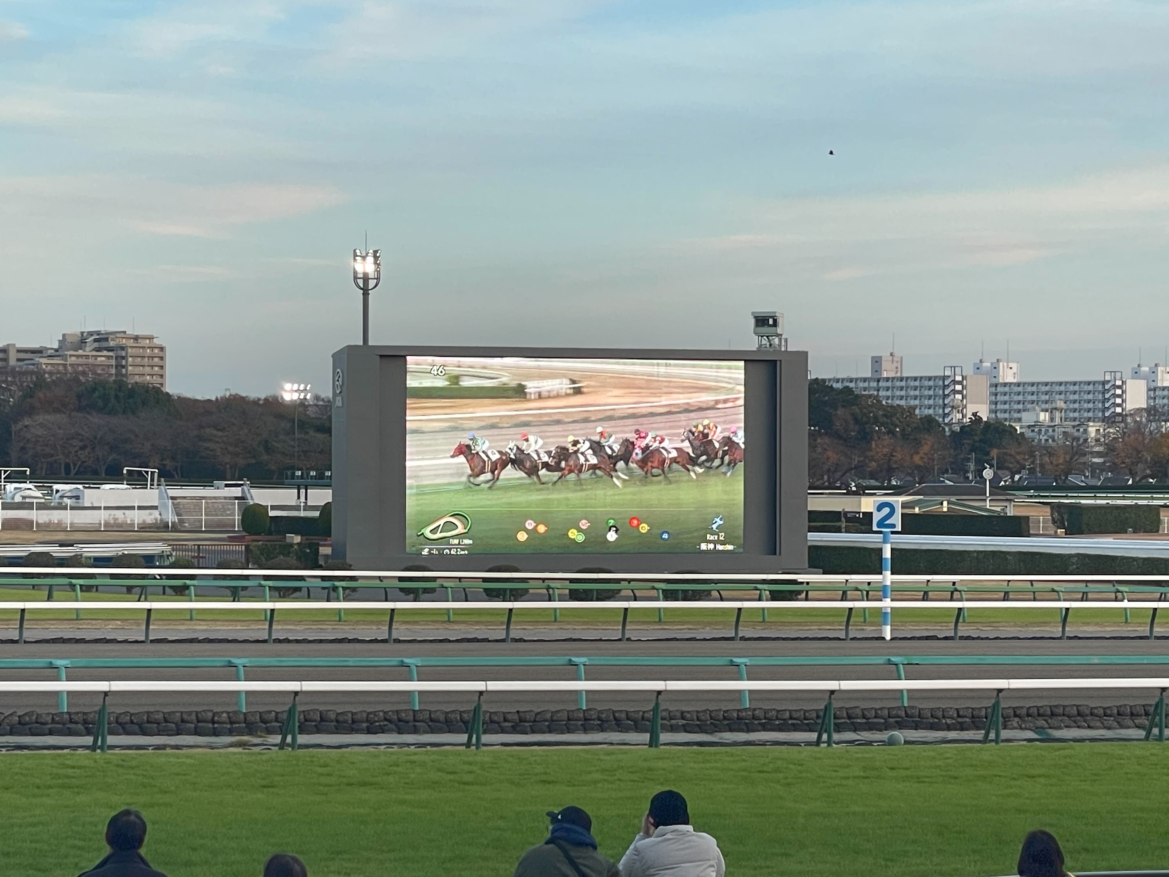 競馬場ではディスプレイに投影されている