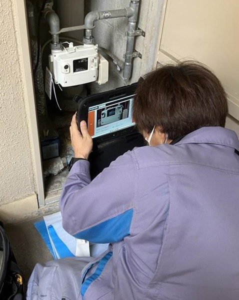 タブレットを使ったガスメーター定期取替作業