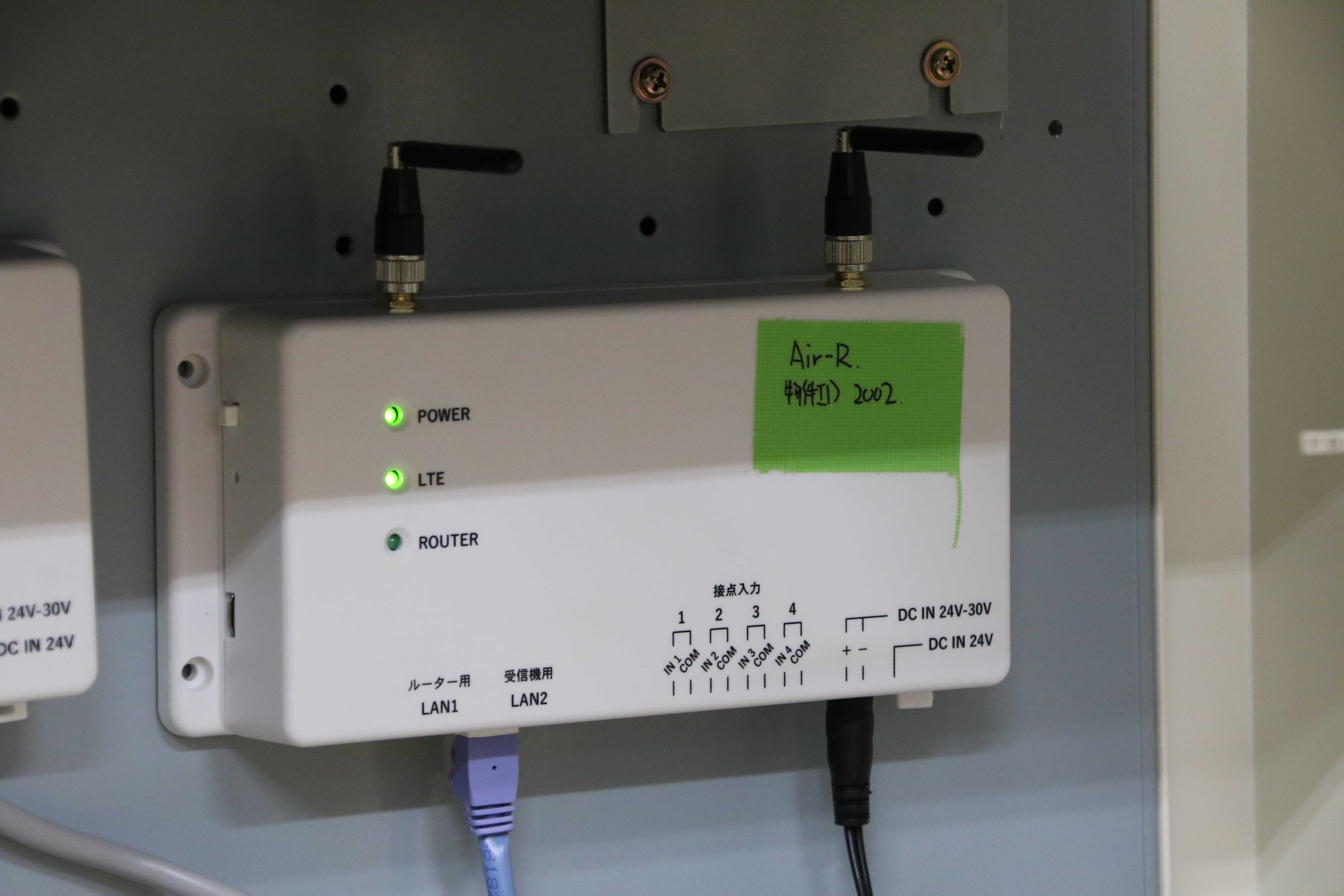 火災受信機に取り付けられたIoT無線モジュール