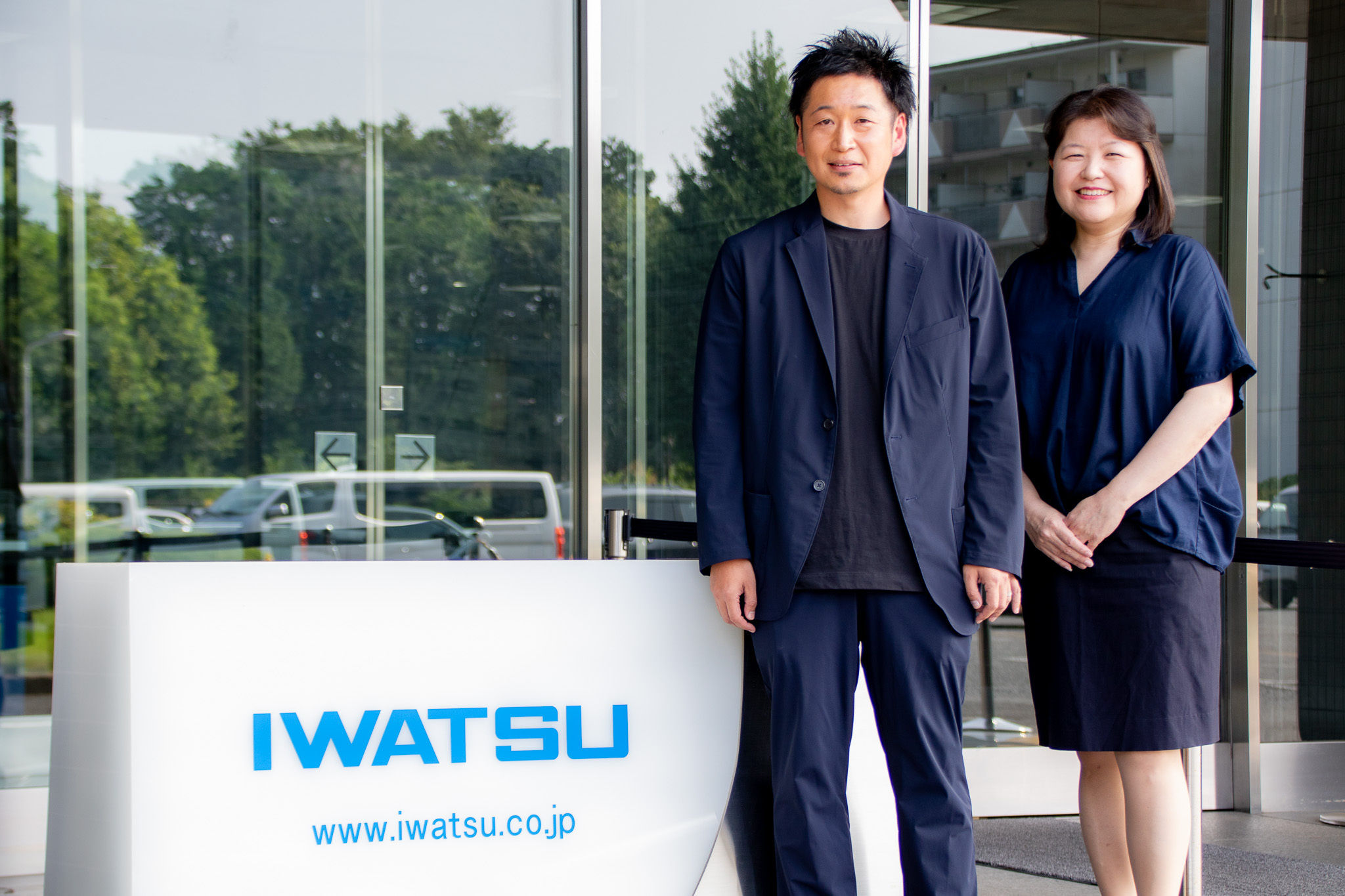 岩崎通信機株式会社アドバンスドサービス部 部次長 太田孝行さん(左)、副部長 菅野壽美さん(右)
