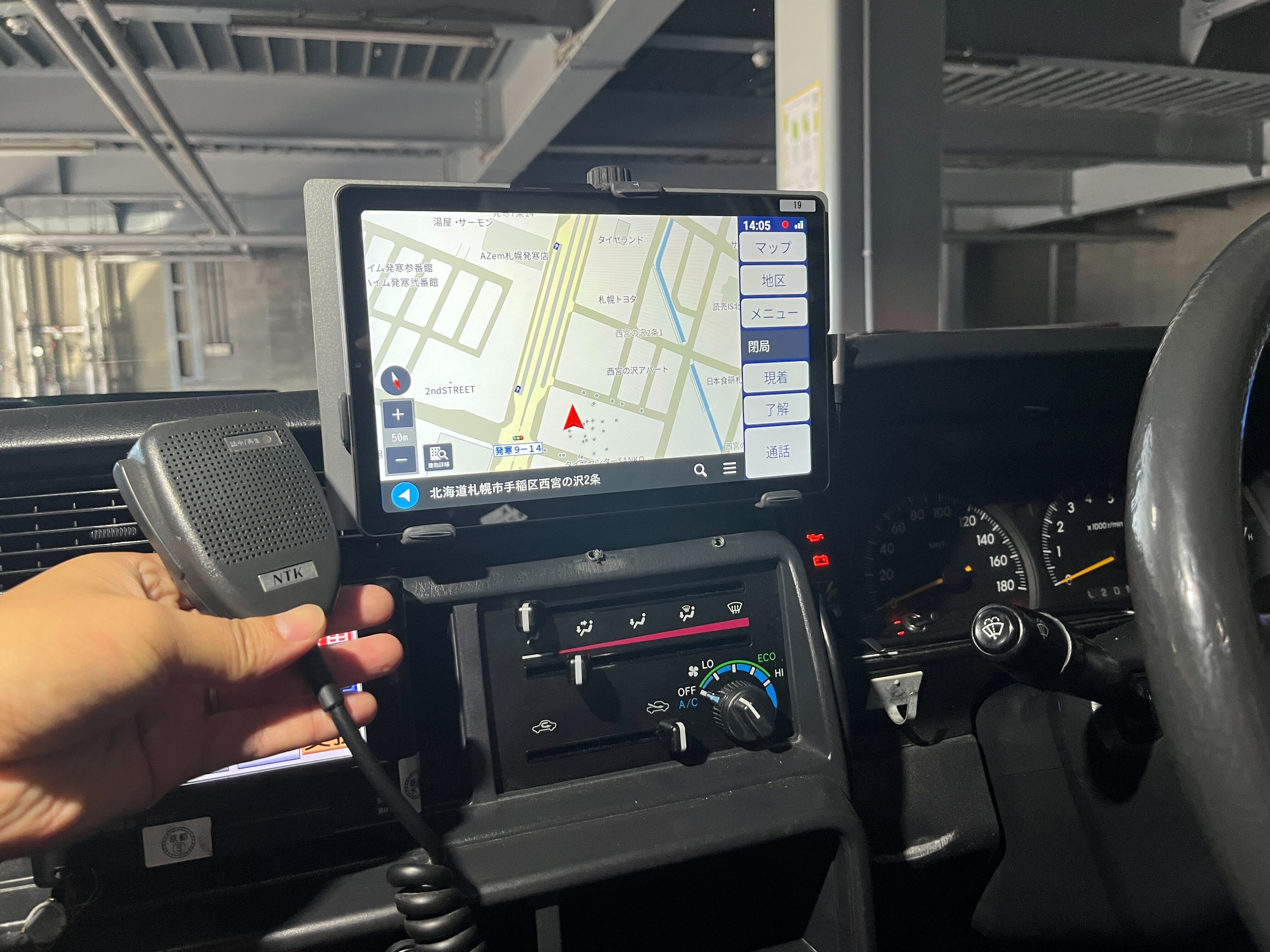 タクシー車内に設置されたタブレット